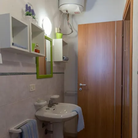 Holiday home Lana 1 Fronte Mare A Punta Grossa Di *