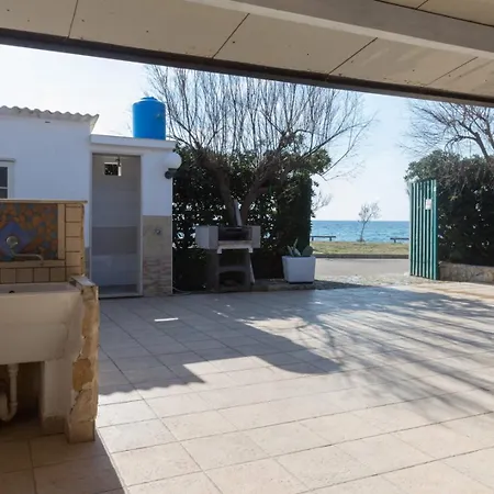 Holiday home Lana 1 Fronte Mare A Punta Grossa Di *